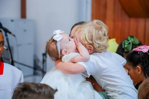 O que fazer em Praia do Forte com a família: celebrar momentos especiais e eternizá-los com um fotógrafo profissional.'