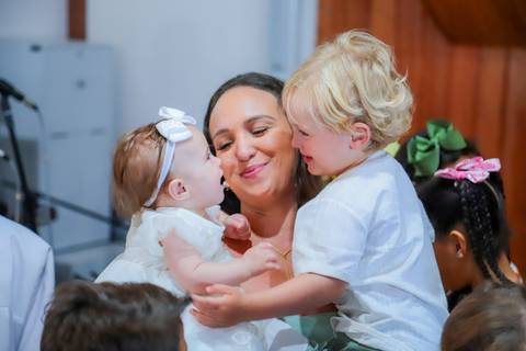 O que fazer em Praia do Forte com a família: celebrar momentos especiais e eternizá-los com um fotógrafo profissional.'