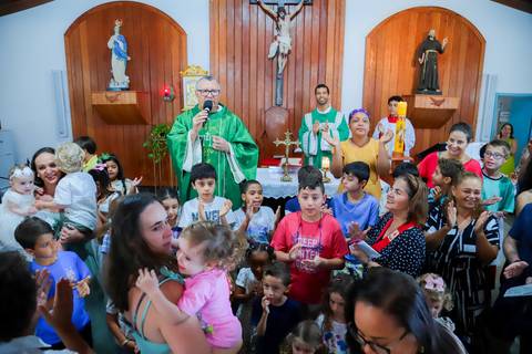 O que fazer em Praia do Forte com a família: celebrar momentos especiais e eternizá-los com um fotógrafo profissional.'