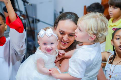 O que fazer em Praia do Forte com a família: celebrar momentos especiais e eternizá-los com um fotógrafo profissional.'