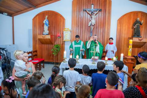 O que fazer em Praia do Forte com a família: celebrar momentos especiais e eternizá-los com um fotógrafo profissional.'