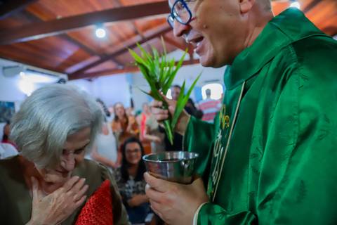O que fazer em Praia do Forte com a família: celebrar momentos especiais e eternizá-los com um fotógrafo profissional.'