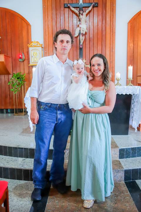 Família hospedada no Iberostar Bahia celebra batizado em igreja local — ensaio realizado por fotógrafo em Praia do Forte.'