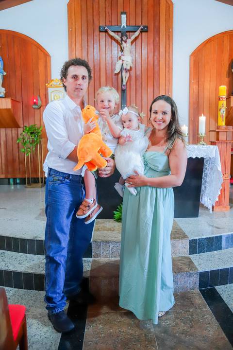 Família hospedada no Iberostar Bahia celebra batizado em igreja local — ensaio realizado por fotógrafo em Praia do Forte.'
