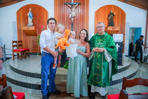 Família hospedada no Iberostar Bahia celebra batizado em igreja local — ensaio realizado por fotógrafo em Praia do Forte.'