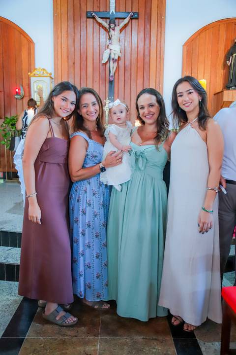 Família hospedada no Iberostar Bahia celebra batizado em igreja local — ensaio realizado por fotógrafo em Praia do Forte.'