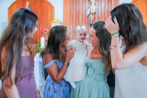 Família hospedada no Iberostar Bahia celebra batizado em igreja local — ensaio realizado por fotógrafo em Praia do Forte.'