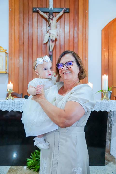 Família hospedada no Iberostar Bahia celebra batizado em igreja local — ensaio realizado por fotógrafo em Praia do Forte.'