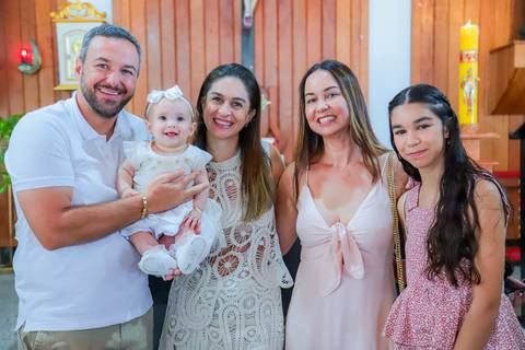 Família hospedada no Iberostar Bahia celebra batizado em igreja local — ensaio realizado por fotógrafo em Praia do Forte.'