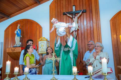 Turistas do Mato Grosso do Sul celebram batismo da filha em Praia do Forte com fotos profissionais durante estadia no Iberostar Bahia.'
