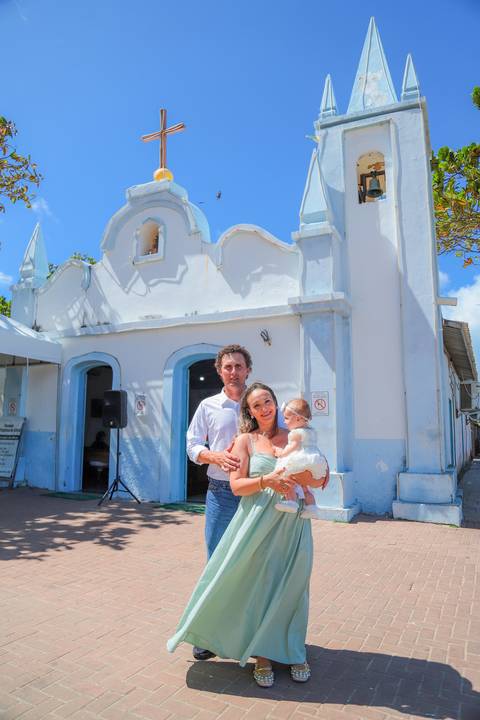Experiência religiosa e turística registrada em ensaio fotográfico com cenário entre o Iberostar Bahia e a vila da Praia do Forte.'
