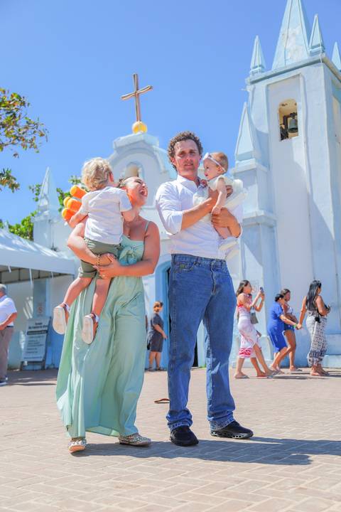 Experiência religiosa e turística registrada em ensaio fotográfico com cenário entre o Iberostar Bahia e a vila da Praia do Forte.'