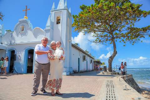 Detalhe da fachada da Igreja São Francisco de Assis em Praia do Forte — cenário do batismo de Catarina.'