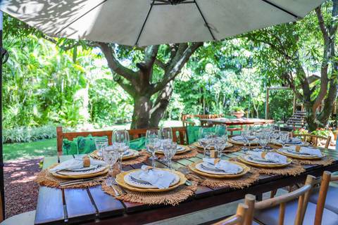 Entrada da igreja histórica de Praia do Forte no momento do batizado infantil — fotografia documental.'