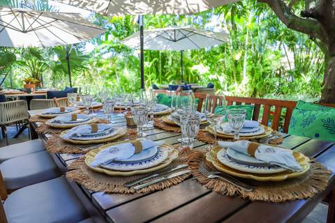 Entrada da igreja histórica de Praia do Forte no momento do batizado infantil — fotografia documental.'