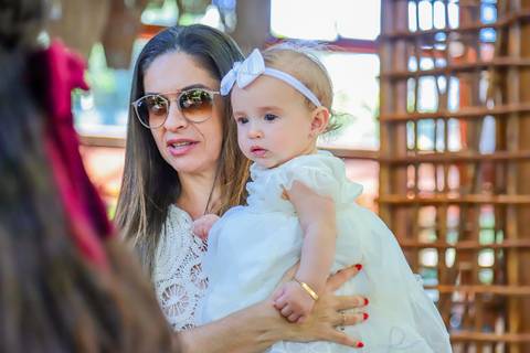 Bebê Catarina sendo apresentada no altar da Igreja São Francisco de Assis, em ensaio conduzido por Waldyr Lantyer.'