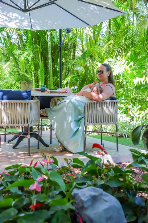 Família reunida na Pousada Refúgio da Vila celebrando o batismo de Catarina com simplicidade e aconchego.'