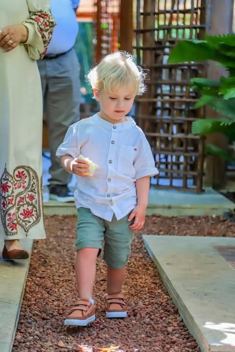 Família reunida na Pousada Refúgio da Vila celebrando o batismo de Catarina com simplicidade e aconchego.'
