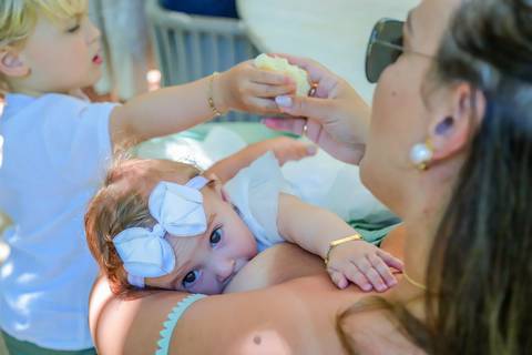 Família reunida na Pousada Refúgio da Vila celebrando o batismo de Catarina com simplicidade e aconchego.'