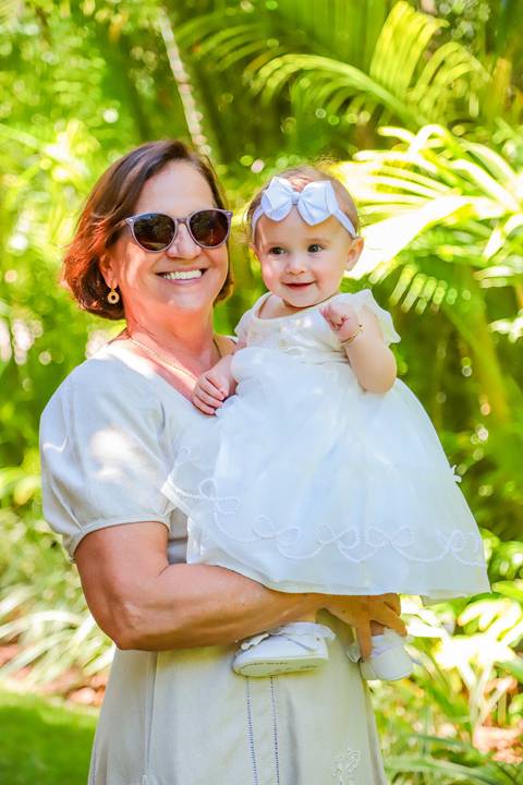Recepção intimista do batizado na Refúgio da Vila, em Praia do Forte — momento especial capturado por Waldyr Lantyer.'