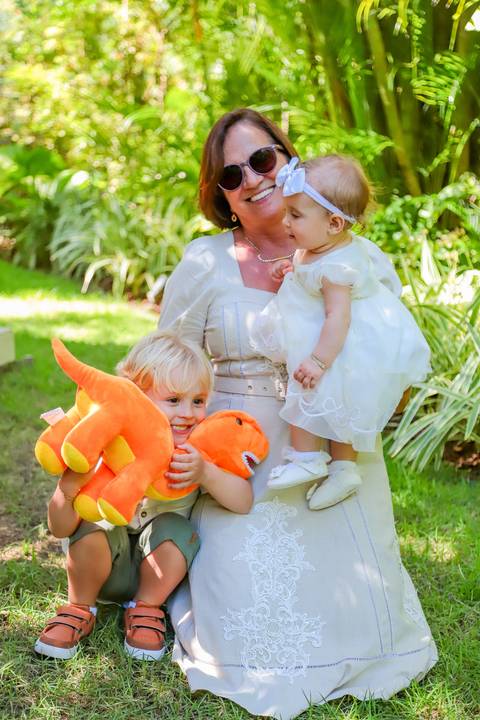 Recepção intimista do batizado na Refúgio da Vila, em Praia do Forte — momento especial capturado por Waldyr Lantyer.'