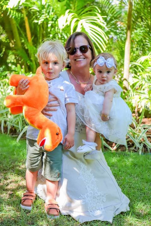 Recepção intimista do batizado na Refúgio da Vila, em Praia do Forte — momento especial capturado por Waldyr Lantyer.'