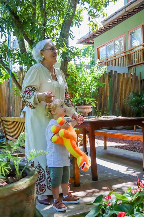 Recepção intimista do batizado na Refúgio da Vila, em Praia do Forte — momento especial capturado por Waldyr Lantyer.'