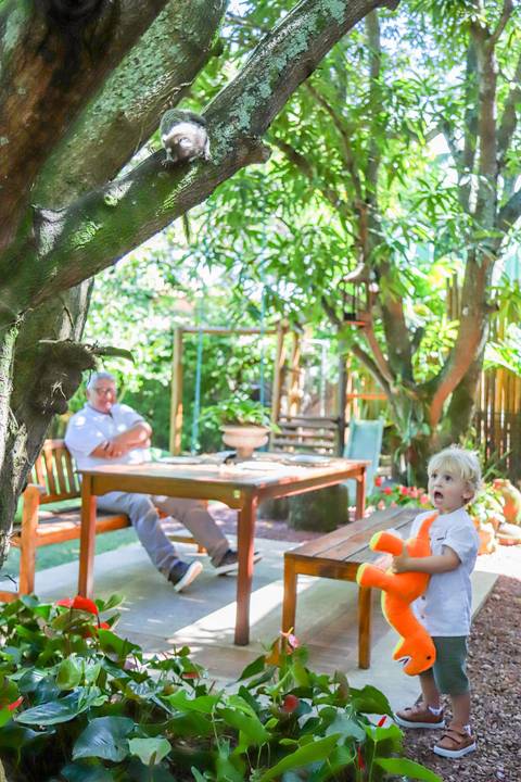 Recepção intimista do batizado na Refúgio da Vila, em Praia do Forte — momento especial capturado por Waldyr Lantyer.'