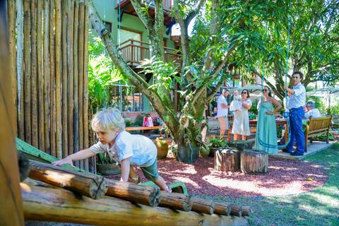 Recepção intimista do batizado na Refúgio da Vila, em Praia do Forte — momento especial capturado por Waldyr Lantyer.'