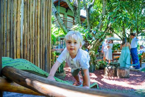 Recepção intimista do batizado na Refúgio da Vila, em Praia do Forte — momento especial capturado por Waldyr Lantyer.'