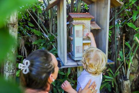 Recepção intimista do batizado na Refúgio da Vila, em Praia do Forte — momento especial capturRecepção intimista do batizado na Refúgio da Vila, em Praia do Forte — momento especial capturado por Waldyr Lantyer.ado por Waldyr Lantyer.'