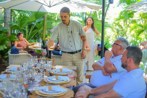 Detalhes da decoração e do ambiente da pousada onde aconteceu a comemoração do batismo.

'