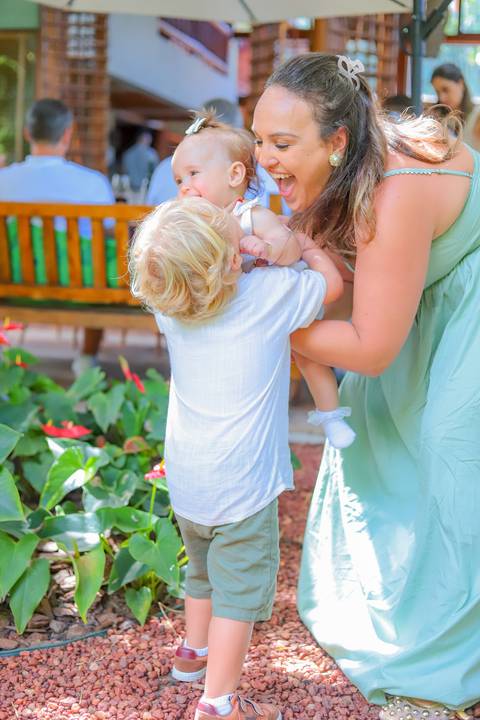 Detalhes da decoração e do ambiente da pousada onde aconteceu a comemoração do batismo.

'