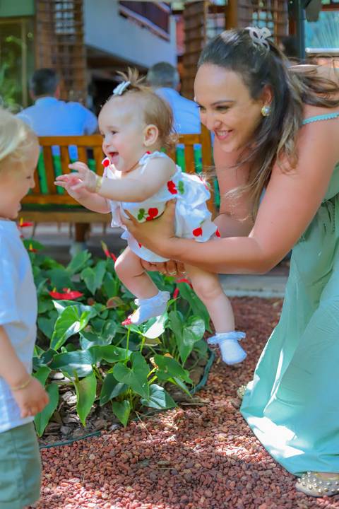 Detalhes da decoração e do ambiente da pousada onde aconteceu a comemoração do batismo.

'
