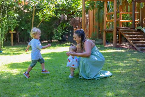 Detalhes da decoração e do ambiente da pousada onde aconteceu a comemoração do batismo.

'