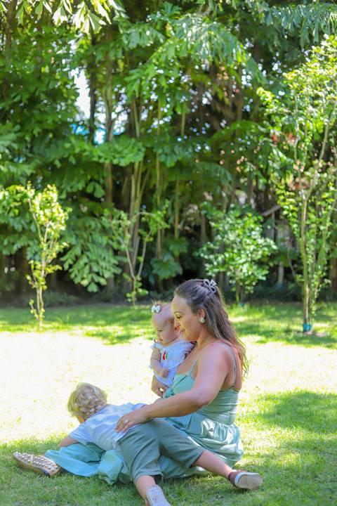 Registros delicados de encontros familiares após o batismo de Catarina na charmosa pousada Refúgio da Vila.'