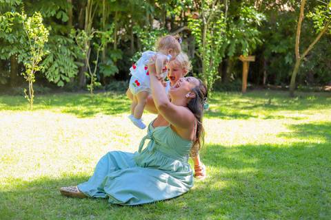 Registros delicados de encontros familiares após o batismo de Catarina na charmosa pousada Refúgio da Vila.'