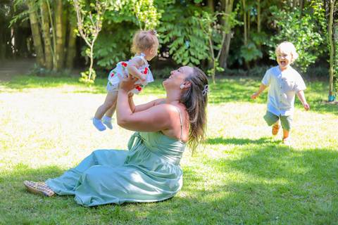 Registros delicados de encontros familiares após o batismo de Catarina na charmosa pousada Refúgio da Vila.'