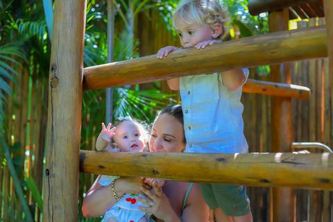 Registros delicados de encontros familiares após o batismo de Catarina na charmosa pousada Refúgio da Vila.'