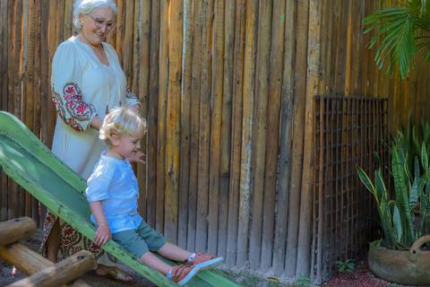 Registros delicados de encontros familiares após o batismo de Catarina na charmosa pousada Refúgio da Vila.'
