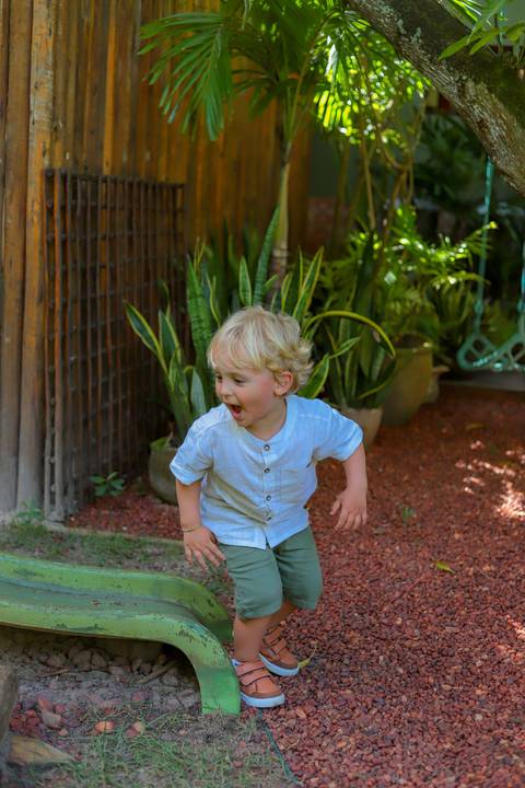 Registros delicados de encontros familiares após o batismo de Catarina na charmosa pousada Refúgio da Vila.'