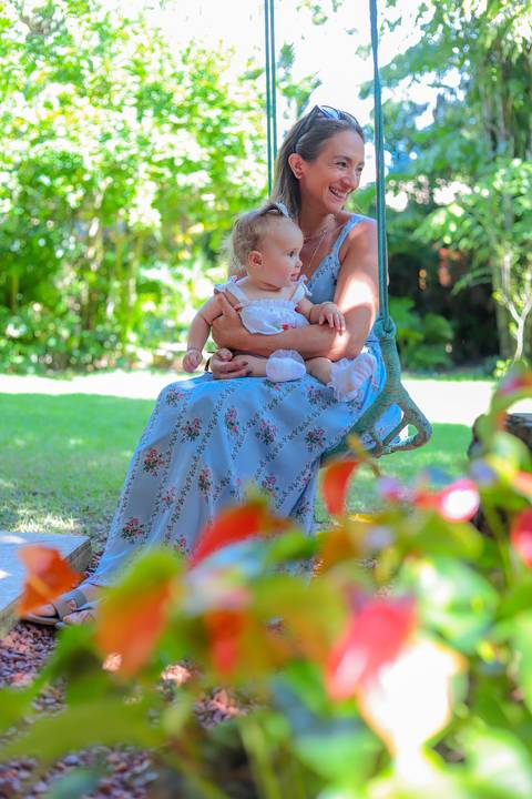 Registros delicados de encontros familiares após o batismo de Catarina na charmosa pousada Refúgio da Vila.'