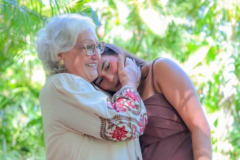 Registros delicados de encontros familiares após o batismo de Catarina na charmosa pousada Refúgio da Vila.'