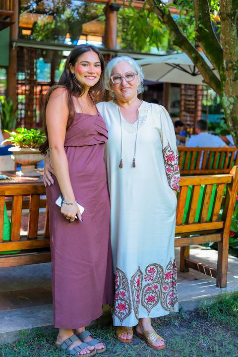 Registros delicados de encontros familiares após o batismo de Catarina na charmosa pousada Refúgio da Vila.'