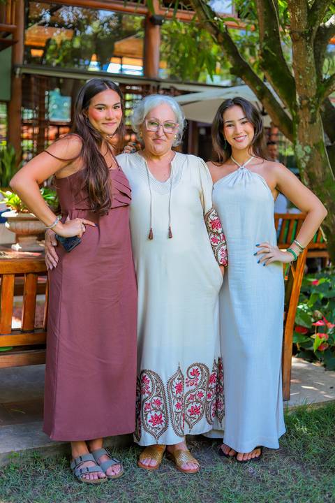 Registros delicados de encontros familiares após o batismo de Catarina na charmosa pousada Refúgio da Vila.'