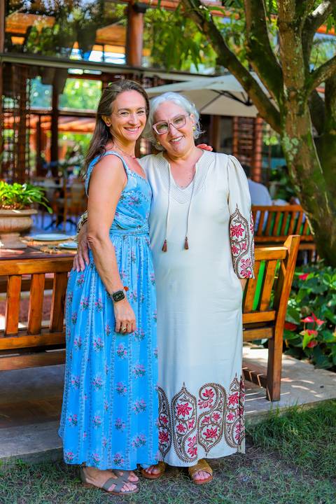 Registros delicados de encontros familiares após o batismo de Catarina na charmosa pousada Refúgio da Vila.'