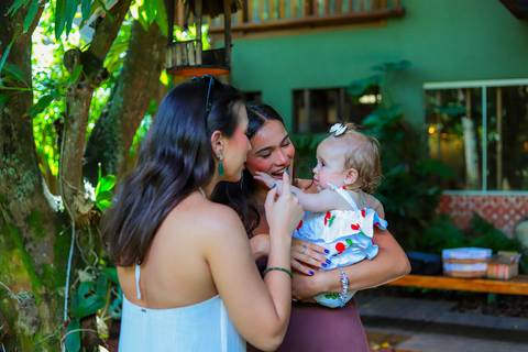Registros delicados de encontros familiares após o batismo de Catarina na charmosa pousada Refúgio da Vila.'