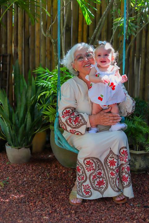 Registros delicados de encontros familiares após o batismo de Catarina na charmosa pousada Refúgio da Vila.'