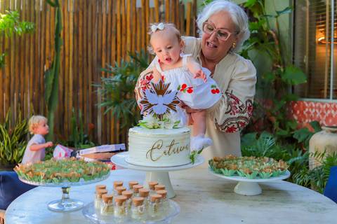 Registros delicados de encontros familiares após o batismo de Catarina na charmosa pousada Refúgio da Vila.'
