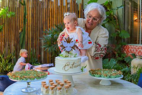 Registros delicados de encontros familiares após o batismo de Catarina na charmosa pousada Refúgio da Vila.'